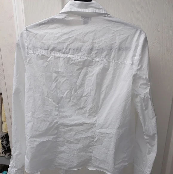 Shapely White Shirt - Picture 3 of 4